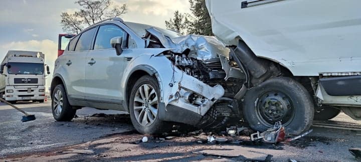 Zderzenie busa i auta osobowego na drodze krajowej nr 11 w Wyszkach [ZDJĘCIA]