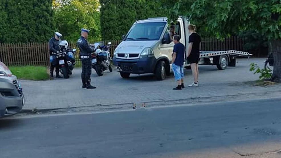 W Jarocinie motocyklista uderzył w ogrodzenie. W Twardowie potrącenie rowerzysty