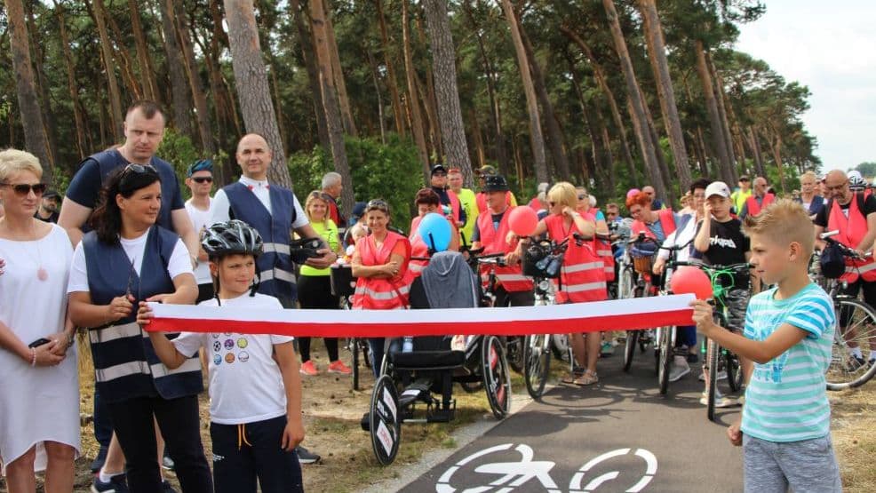 150 cyklistów zjechało się na otwarcie ścieżki rowerowej Jarocin  - Żerków [ZDJĘCIA]
