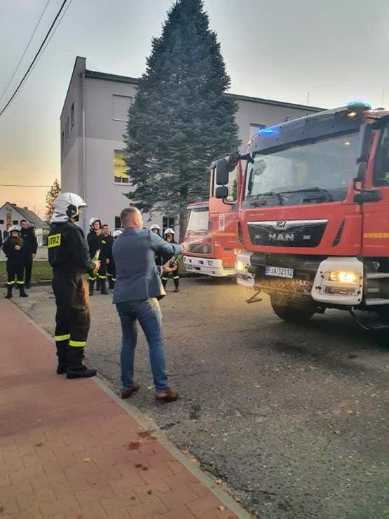 Burmistrz szampanem witał strażackiego Mana OSP Żerków [ZDJĘCIA, WIDEO]