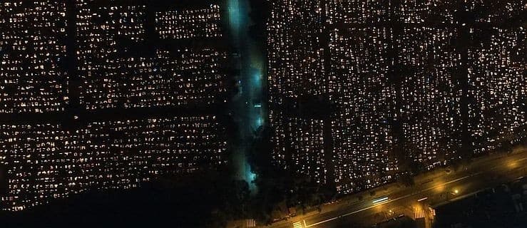 Jarocińskie cmentarze nocą z lotu ptaka [WIDEO]
