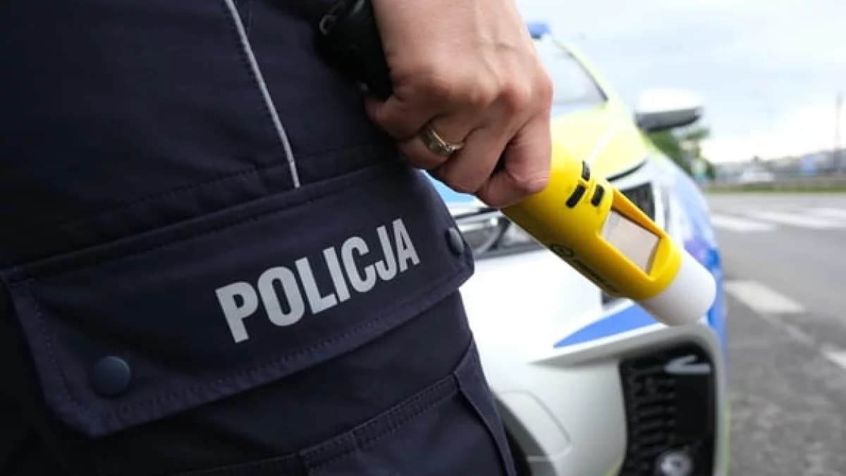 Przechodnie zainterweniowali i dogonili na pieszo... pijanego kierowcę. Był tak upojony, że nie zauważył budynku