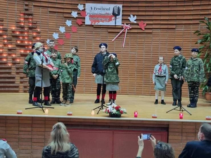 90 wokalistów zaśpiewało patriotycznie w Żerkowie [ZDJĘCIA, WIDEO]