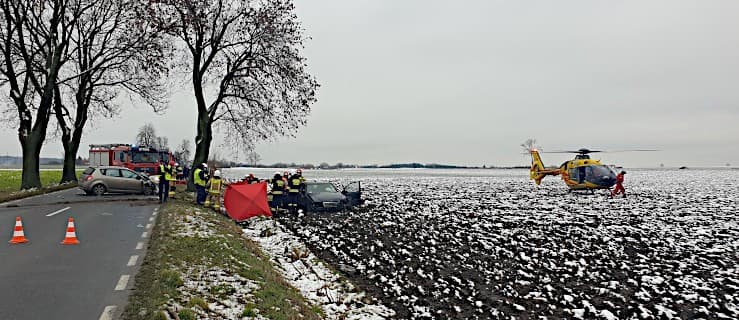 Śmiertelne zderzenie dwóch aut na drodze Żerków-Chrzan. Wezwano LPR [ZDJĘCIA]