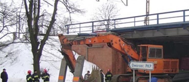 Ciężarówka z koparką utknęła pod wiaduktem