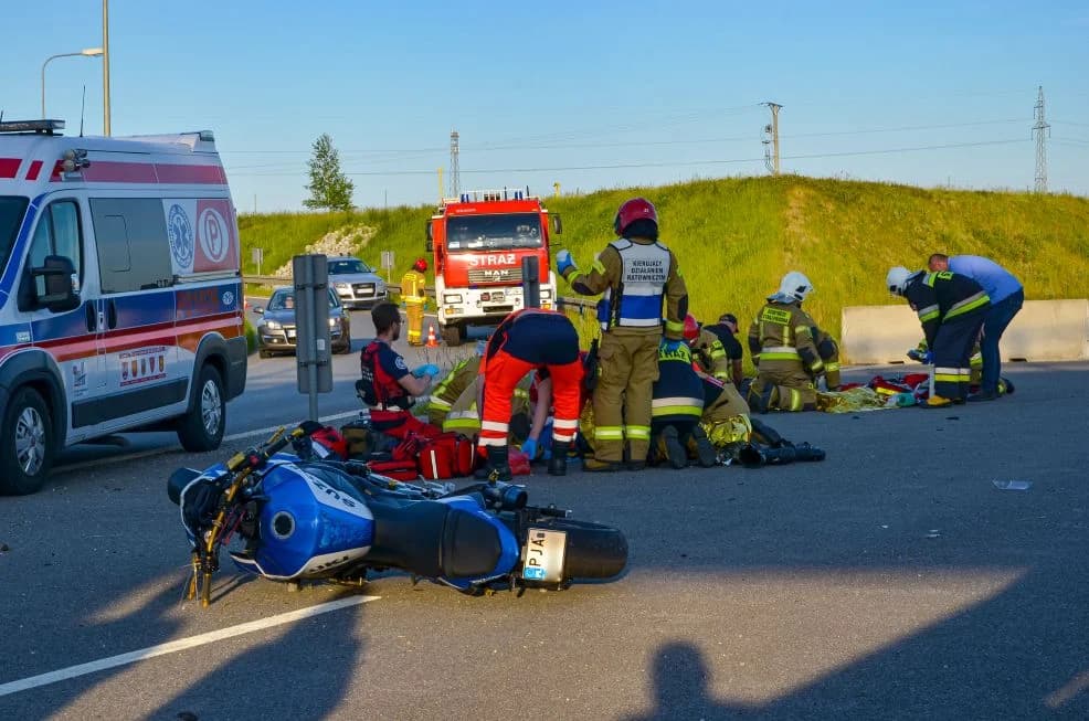 Wypadek na obwodnicy Jarocina. Ranni motocykliści [ZDJĘCIA]