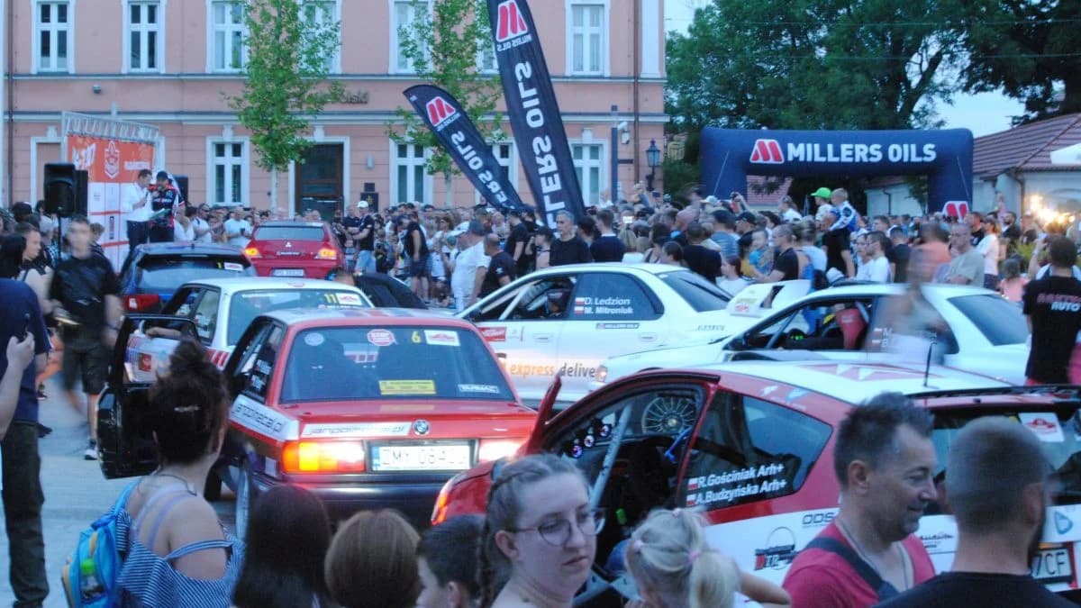Drugi Rally and Race Rajd Jarociński. Huczne otwarcie na jarocińskim rynku [ZDJĘCIA]