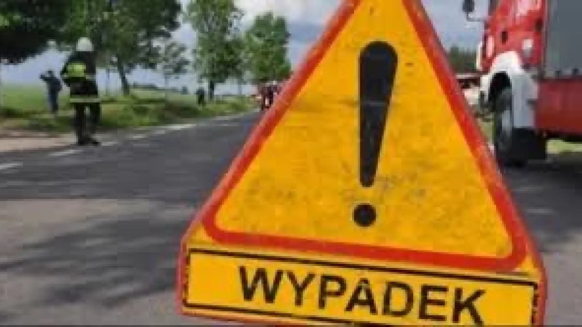Zderzenie dwóch samochodów osobowych na drodze powiatowej między Goliną a Zakrzewem