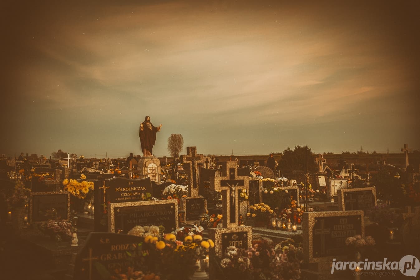 Jarocin. Cmentarz nocą