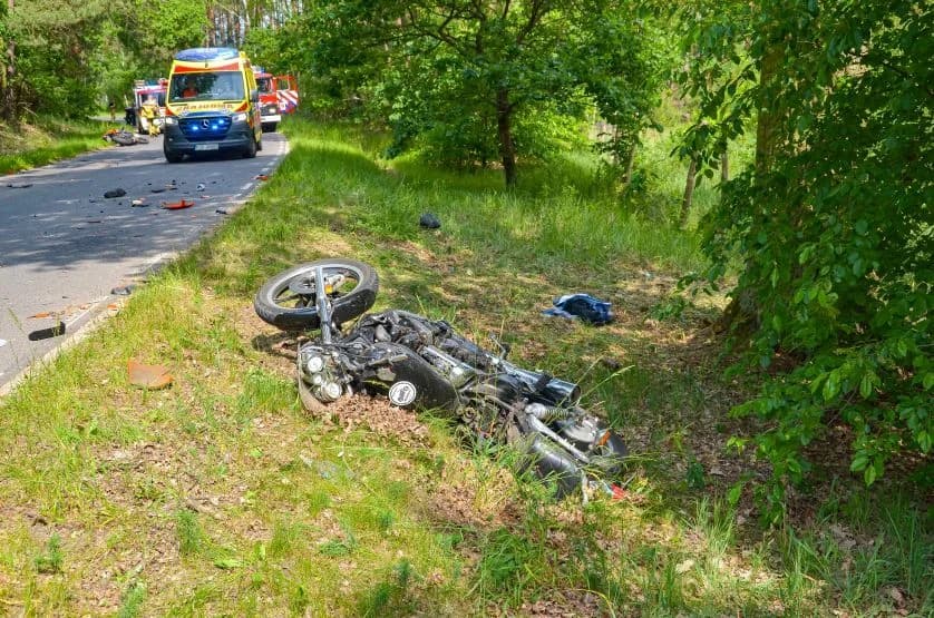 Zderzenie dwóch motocyklistów na drodze z Komorza do Śmiełowa [ZDJĘCIA]