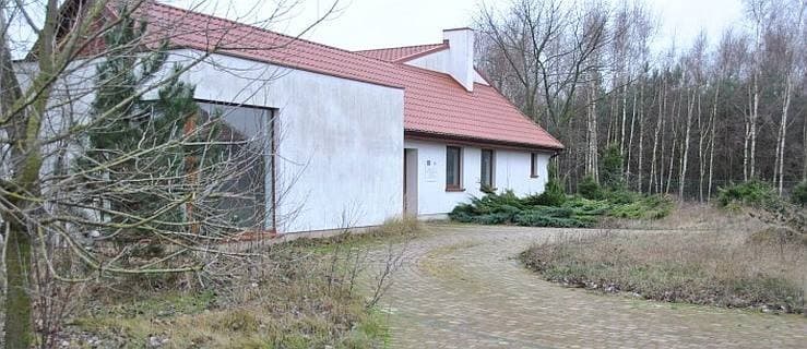 Widzicie tę piękną posesję z domem? Gmina ma z nią wielki problem [GLERIA]