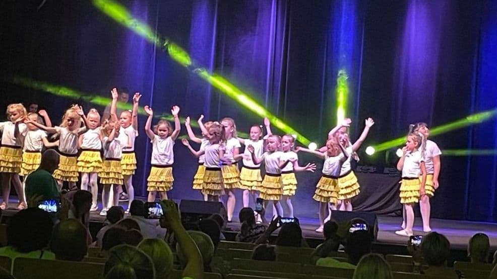 Arleta Piotrowska i jej podopieczni na scenie JOK-u