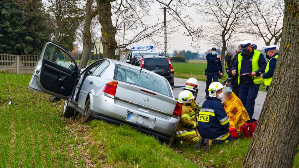Nie zachował bezpieczeństwa, uderzył w drzewo i znalazł się w szpitalu [GALERIA]