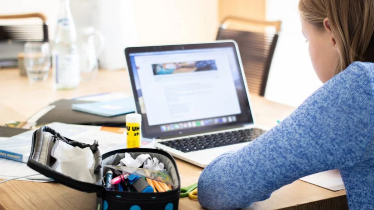 Ponad 440 laptopów i tabletów trafiło do szkół w gminie Jarocin. Kto je dostał?  [SONDA]