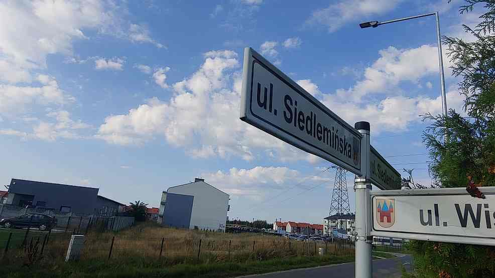 Lampy przy ul. Siedlemińskiej w Jarocinie postawiono 4 miesiące temu. Kiedy zaświecą?