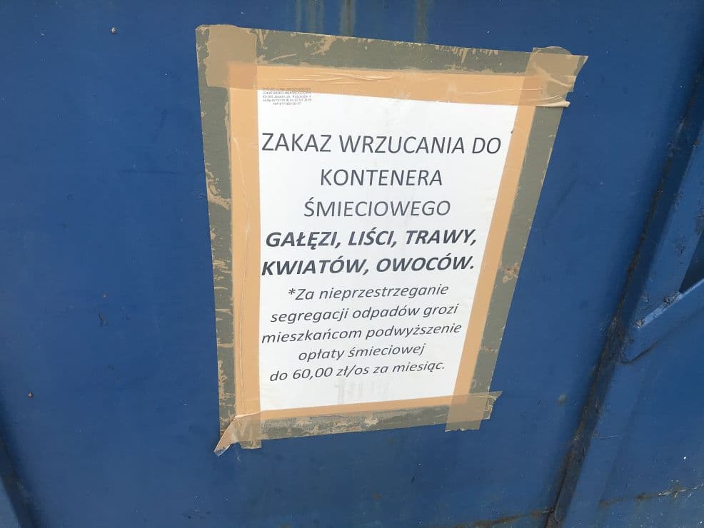 Kartki z ostrzeżeniem na kontenerach. - Zastraszanie? - zastanawiają się mieszkańcy