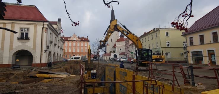 Tajemnicze wykopalisko na rynku zostało zasypane. Dlaczego?
