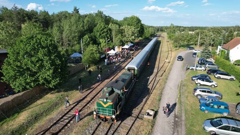 Pociąg z lat 80., pokaz militariów i wiele więcej. Zobacz, co działo się na festynie na stacji Brzostów Wlkp. [ZDJĘCIA]
