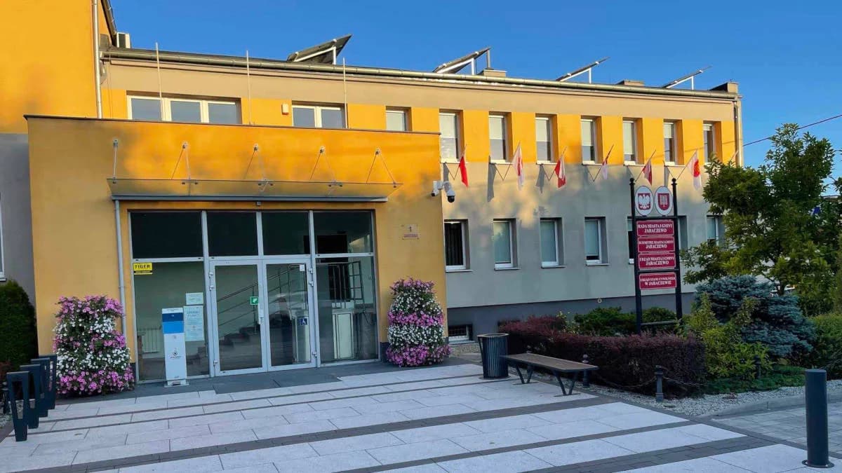 Podszywają się pod pracowników znanej firmy w Jarocinie i okolicy. Oferują sprzedaż kostki brukowej