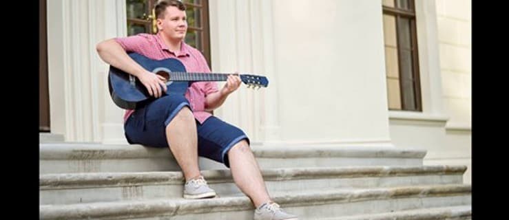 Do płyty brakowało mu jednej piosenki, więc wydał tomik swojej poezji