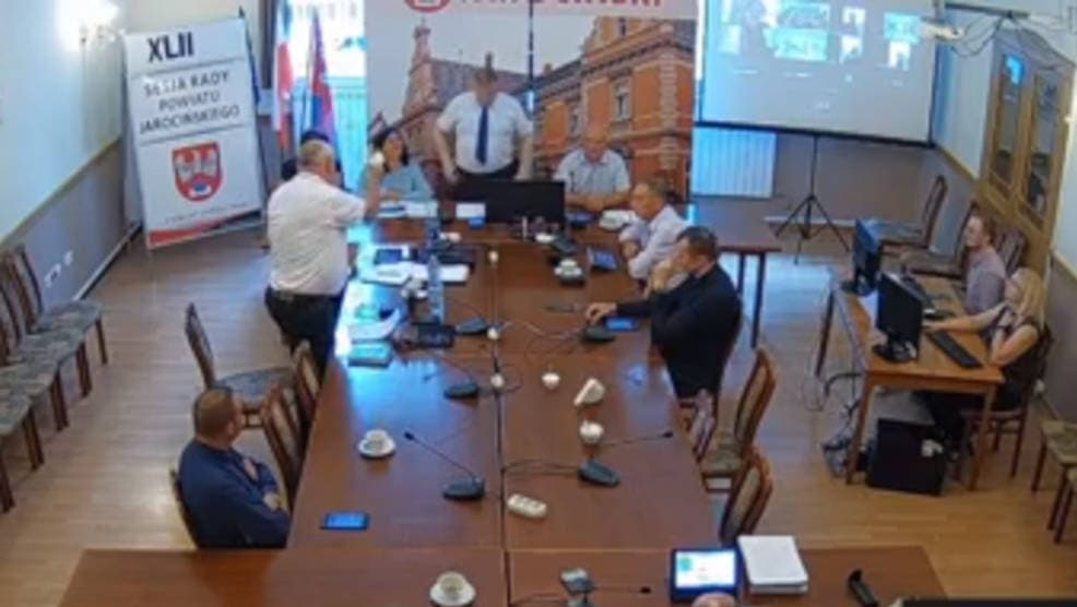 Przewodniczący rady powiatu Jan Szczerbań dostał  w trakcie sesji od radnego opozycyjnego... żółtą kartkę