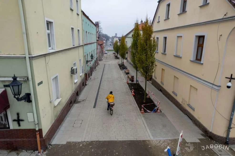 Rewitalizacja ulicy św. Ducha wchodzi w końcowy etap. Już widać zmiany [ZDJĘCIA]