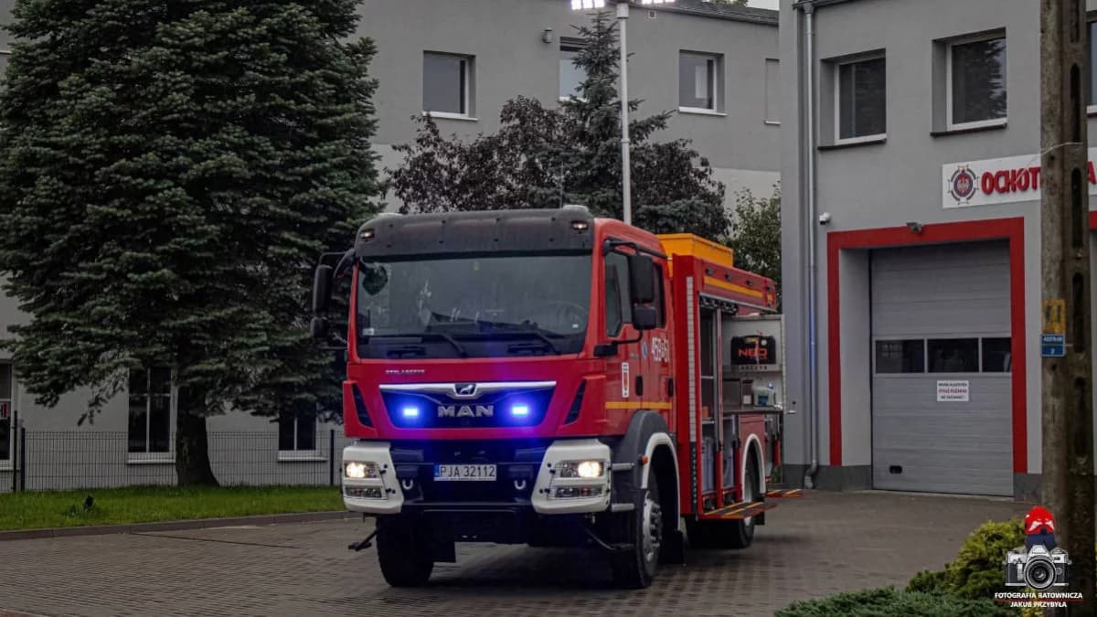 Groźnie wyglądająca interwencja służb w Żerkowie. Strażacy weszli przez okno do jednego z domów