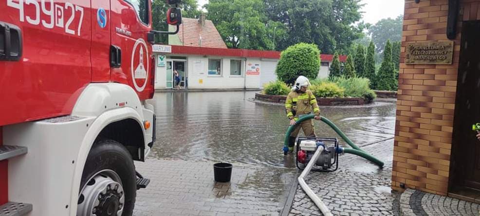 Burza w Jarocinie. Zalane drogi i ulice. Pierwsze interwencje straży pożarnej [ZDJĘCIA, WIDEO]