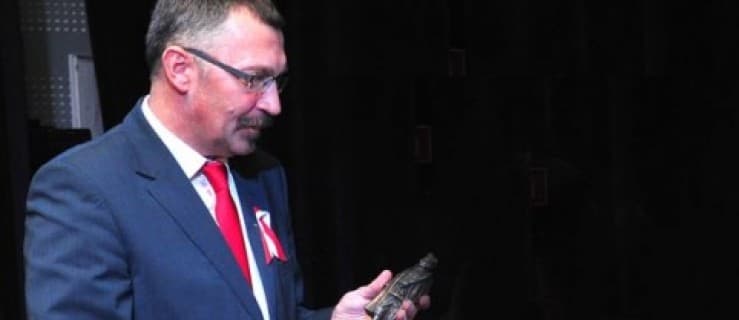 Martuzalski wyniósł statuetkę z urzędu