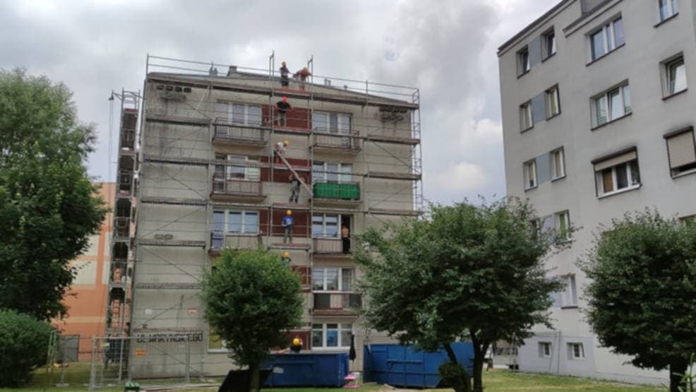 Jarocin. Spółdzielnia mieszkaniowa zatrzymała termomodernizację bloków. Przyczyną okres lęgowy ptaków