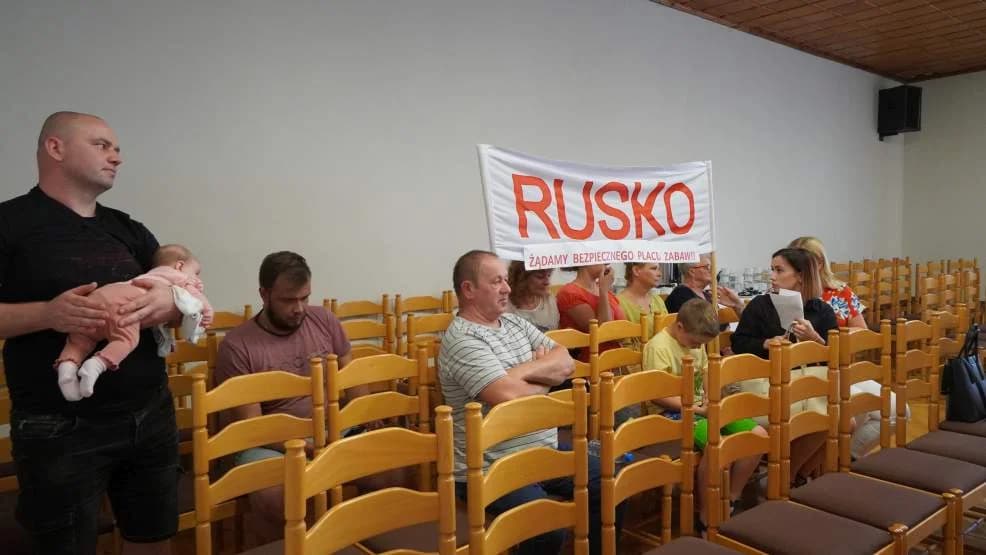 Z transparentem na sesji domagali się budowy placu zabaw w Rusku [ZDJĘCIA, WIDEO]