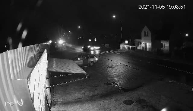 Film ze zderzenia peugeota z renault na skrzyżowaniu ul. Maratońskiej i Żerkowskiej w Jarocinie [ZDJĘCIA]