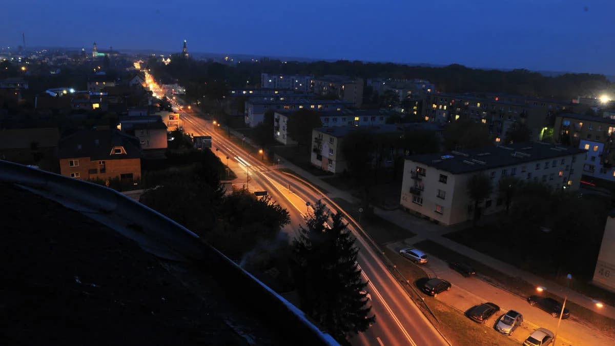 W nocy na niektórych ulicach w Jarocinie panują "egipskie ciemności". Kto zdecydował o wyłączeniu lamp?