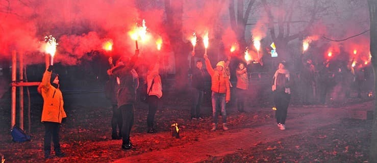 Rozbłysnęło sto biało-czerwonych rac dla generała i Niepodległej [WIDEO, ZDJĘCIA]
