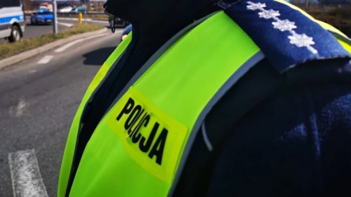 Uderzyła autem w latarnię w Jarocinie. Uciekła z miejsca, a potem sama zgłosiła się na policję