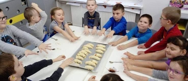 Z niewielkim opóźnieniem przedszkolacy z Marcinka upiekli rogale [GALERIA]
