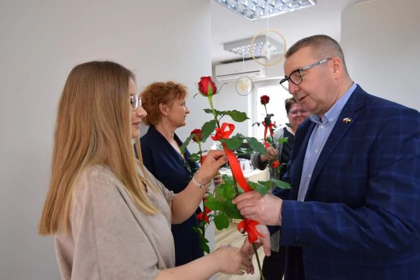 Kwiaty dla pań bibliotekarek od burmistrza Jaraczewa [ZDJĘCIA]