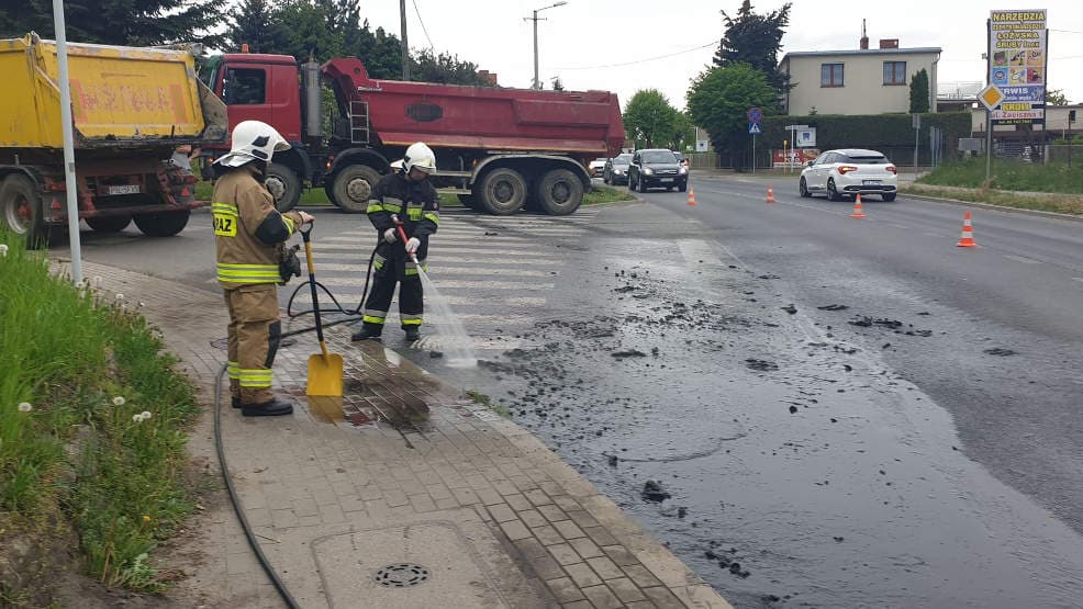 Jarocin. Odpady z oczyszczalni ścieków na ulicy Niepodległości
