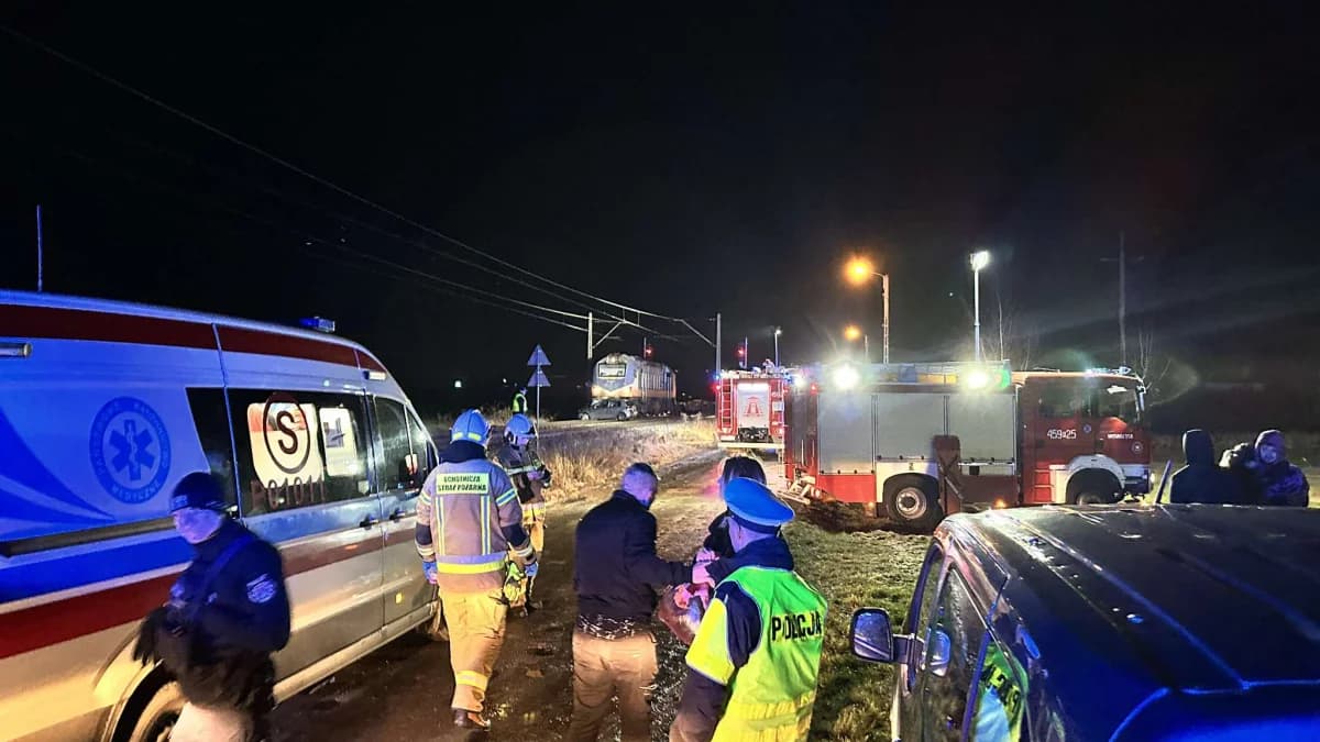 Zderzenie volkswagena z pociągiem towarowym na przejeździe kolejowym w Witaszycach [ZDJĘCIA, WIDEO]