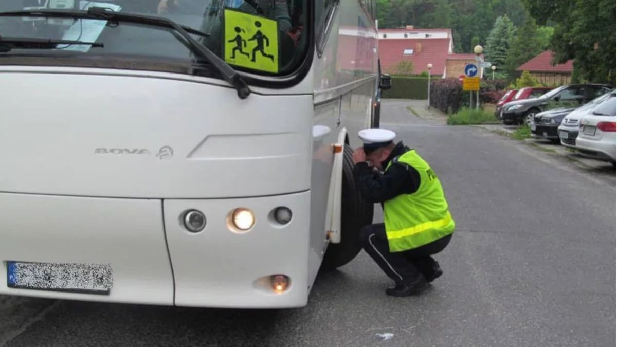 Zgłoś kontrolę autobusu - zadbaj o bezpieczeństwo swojego dziecka. Policja podaje punkty, gdzie to robią
