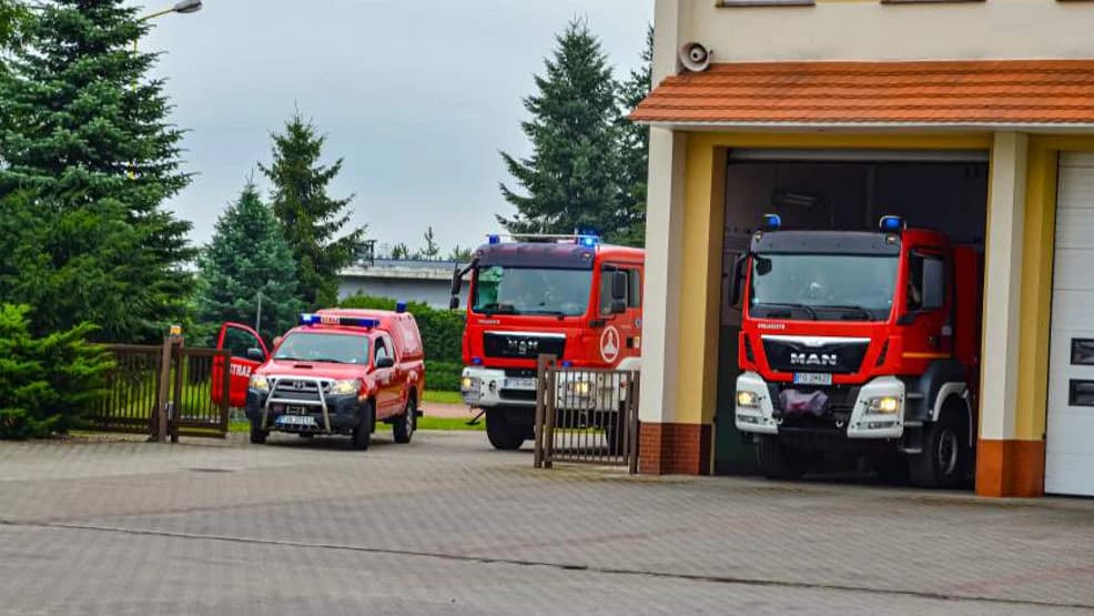 Nietypowa akcja jarocińskich strażaków. Rozcinali obrączkę na palcu kobiety