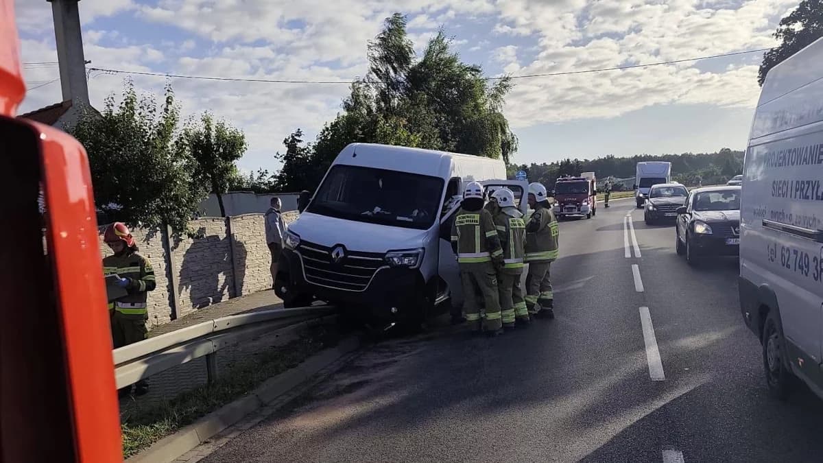 Bus zawisł na barierkach przy drodze wojewódzkiej 443