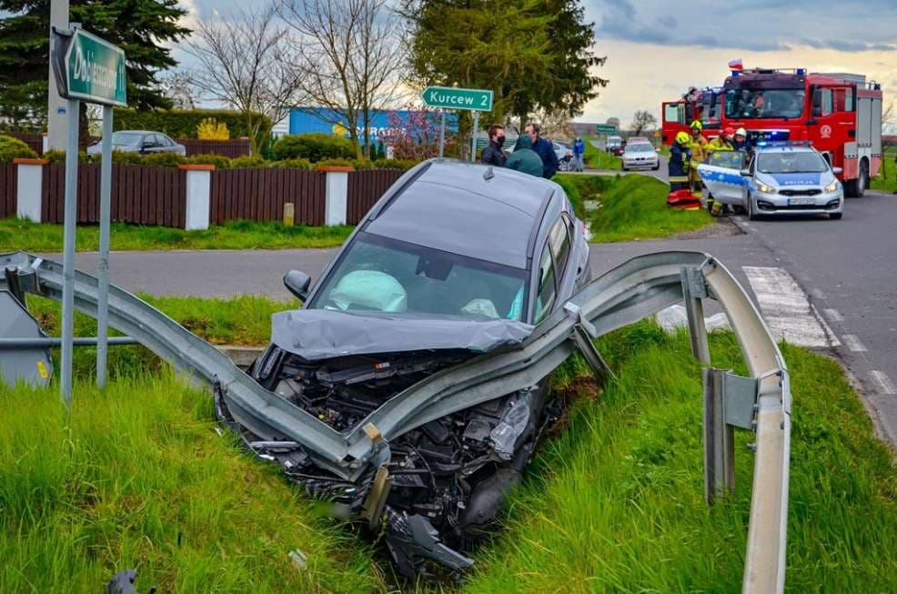 Zderzenie dwóch pojazdów. Hyundai staranował barierki. Mercedes zatrzymał się na polu [ZDJĘCIA]