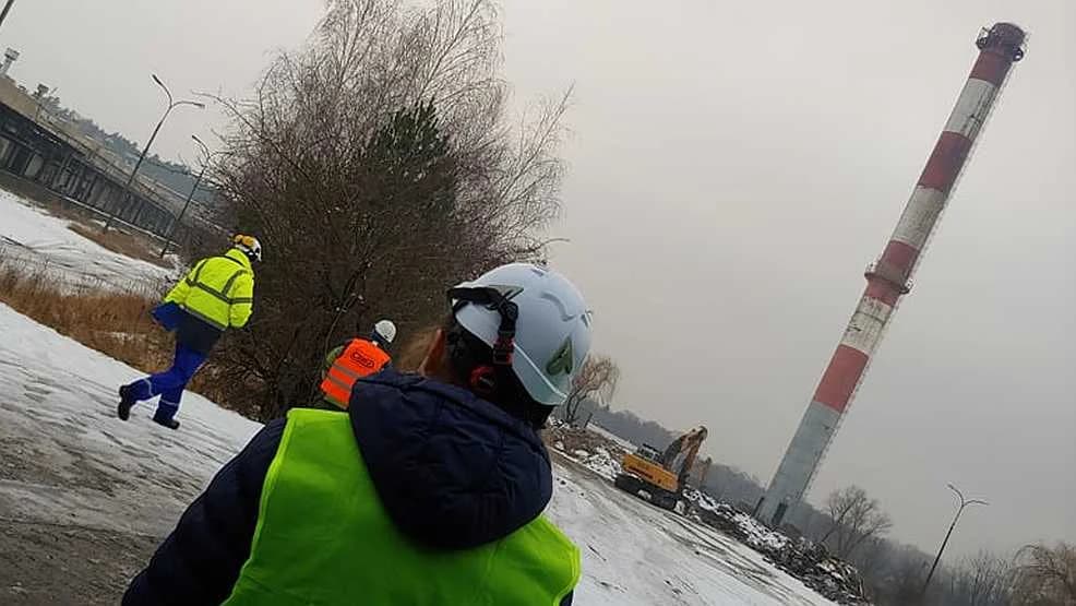 Ogromny komin ciepłowniczy na terenie byłej fabryki mebli czeka na wyburzenie [VIDEO + ZDJĘCIA]