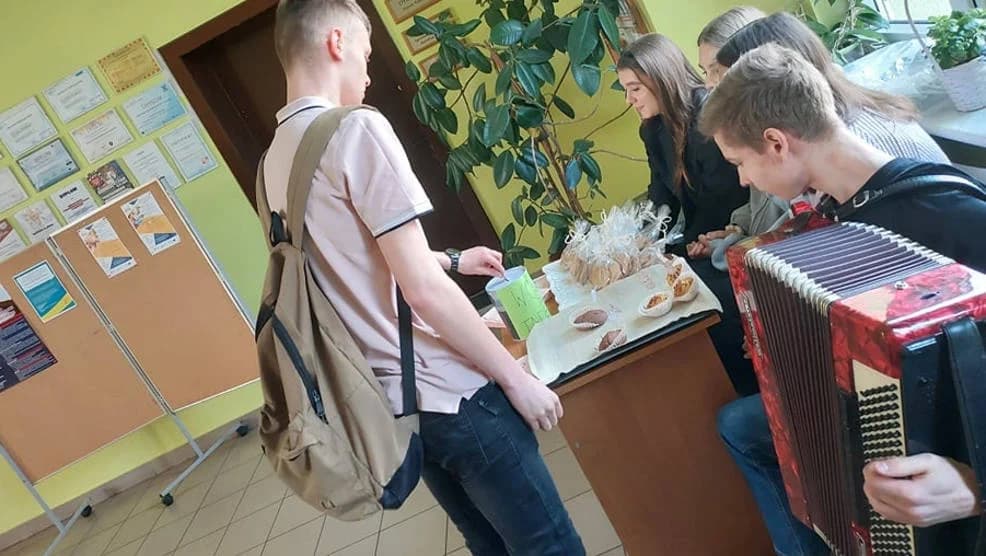 Uczniowie ZSP nr 1 w Jarocinie wspierają swojego kolegę w zakupie wózka inwalidzkiego
