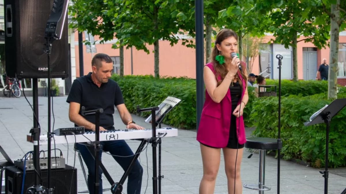 Magia muzyki na jarocińskim rynku. Letnie Brzmienia: Zamoroki i Krzysztof Szubert