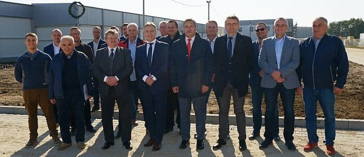 Zawieszono "wiechę" na budowie ubojni w Golinie [WIDEO]