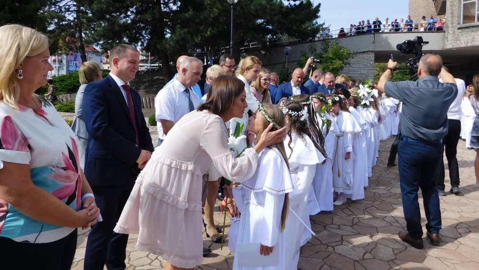 Dzieci w kościele, rodzice na zewnątrz. Jak będą wyglądać w tym roku Pierwsze Komunie Święte?