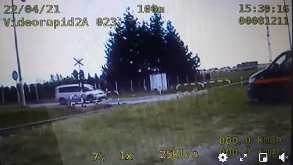 Nie zatrzymali się przed wjazdem na tory. Wypatrzyła ich policja [WIDEO]
