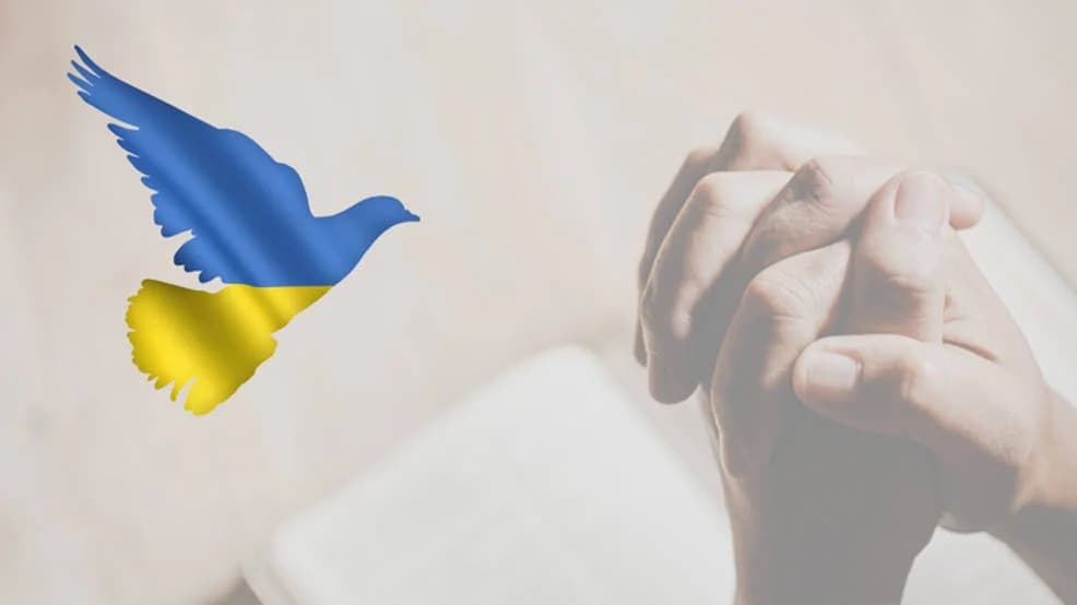 Solidarni z Ukrainą. Pokojowe spotkanie w parku w Jarocinie i modlitwa o pokój u franciszkanów
